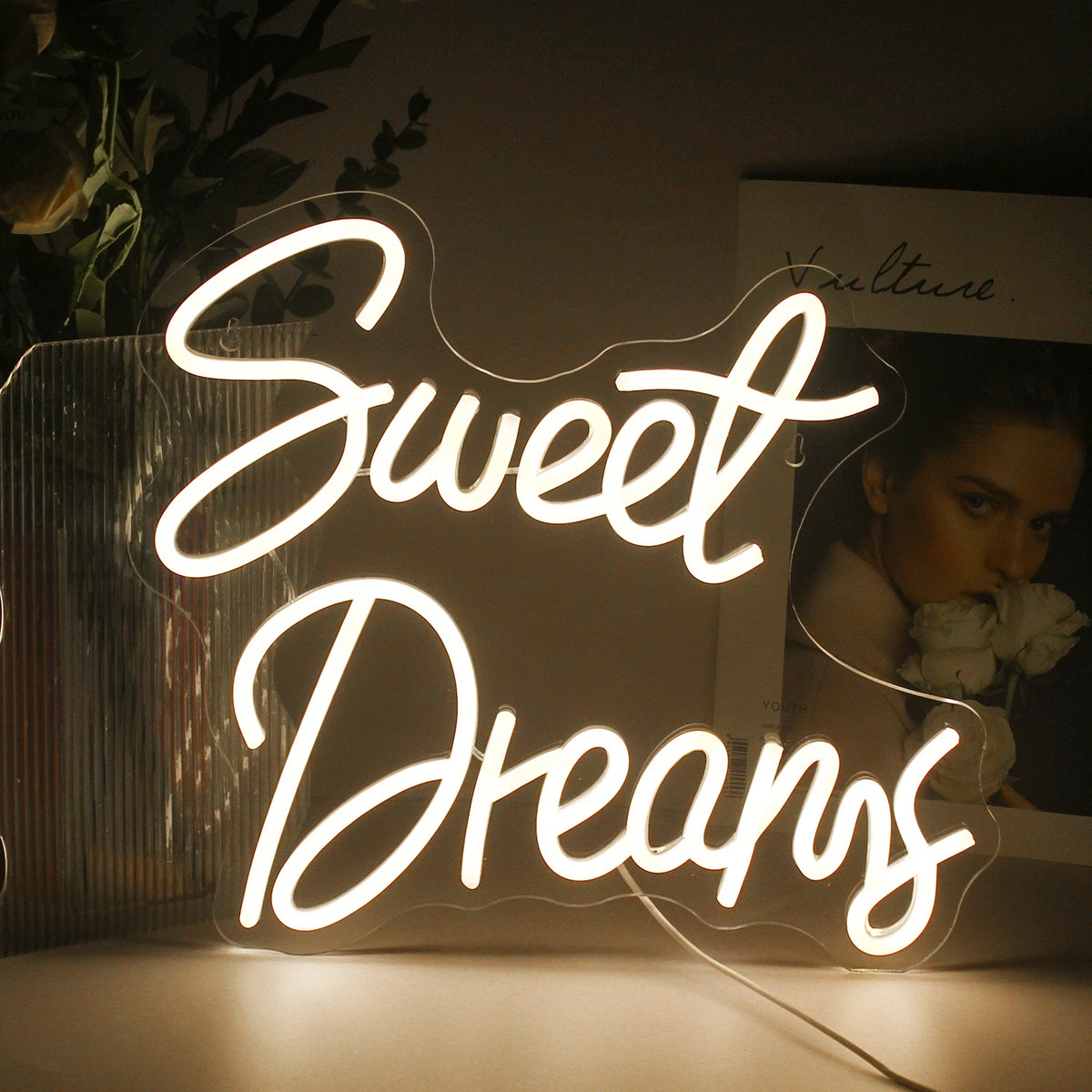 Kuvassa on tyylikäs ja eloisa LED-valokyltti, jossa on sanat "Sweet Dreams" juoksevalla, kursivisella fontilla.