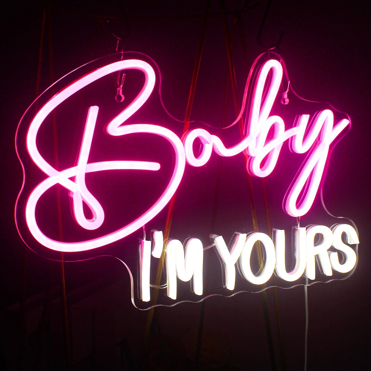 Tyylikäs LED-valokyltti, jossa näkyy ilmaus "Baby I'm Yours" virtaavassa kursiivisessa tekstissä.