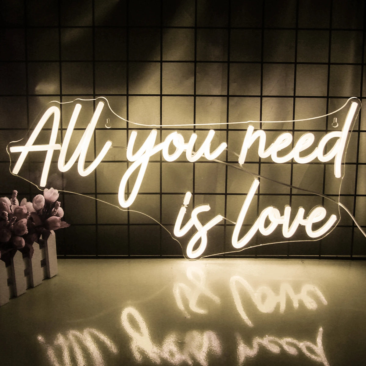 All you need is love -tekstinen 5 V:n USB-neonkyltti pienessä sisätilassa