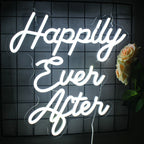 Kuvassa on hehkuva LED-valokyltti, jossa lukee "Happily Ever After" tyylikkäällä kursiivisella käsialalla.