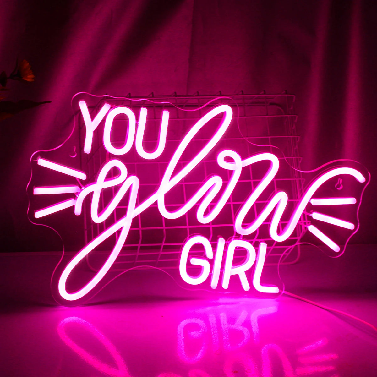 Kuvassa on eloisa LED-valokyltti, jossa lukee "You Glow Girl" tyylikkäällä kursiivisella fontilla.