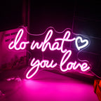 Eloisa, hehkuva LED-valokyltti, jossa näkyy sana "Do What You Love" leikkisällä, kursiivisella fontilla.