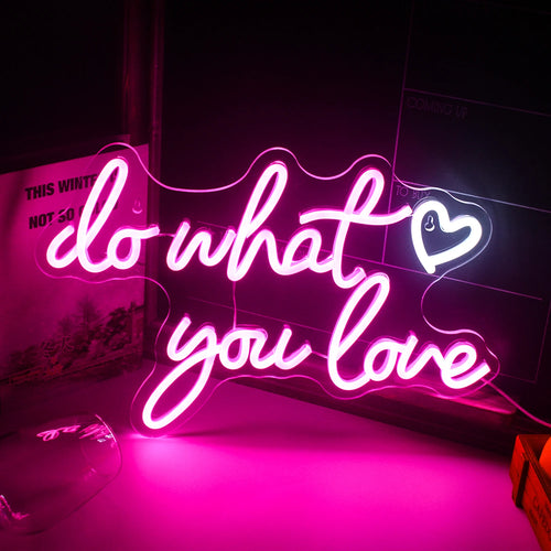 Eloisa, hehkuva LED-valokyltti, jossa näkyy sana "Do What You Love" leikkisällä, kursiivisella fontilla.