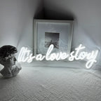 It's a Love Story – Kaunokirjoitustyyli – LED-neonkyltti (5 V USB)