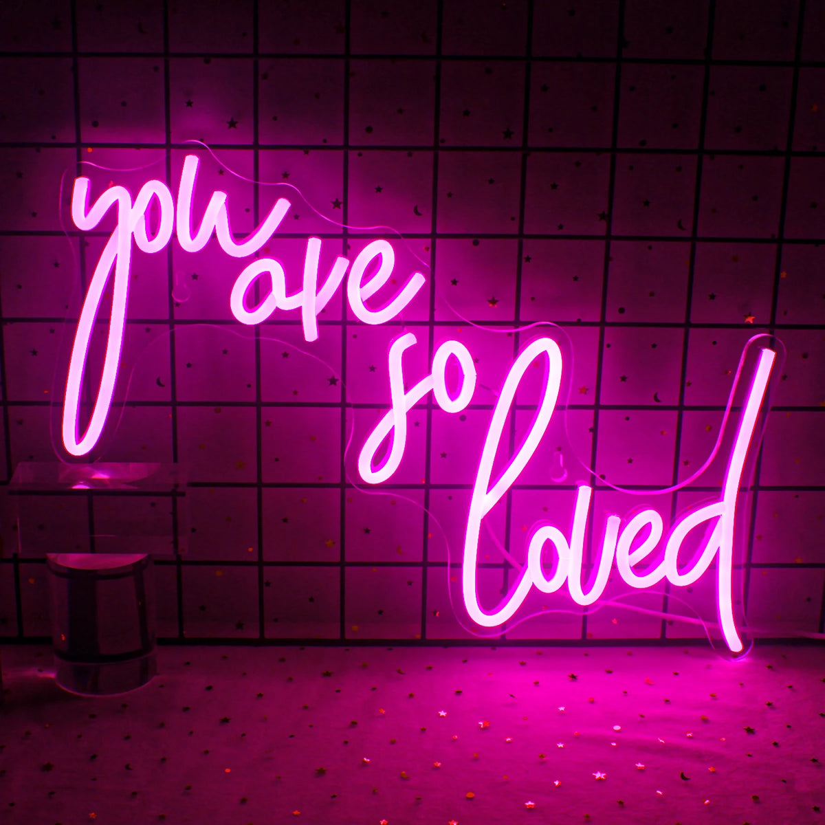 Kuvassa on eloisa LED-valokyltti, jossa on sanat "You Are So Loved" eleganteilla, kursiivisilla kirjaimilla.