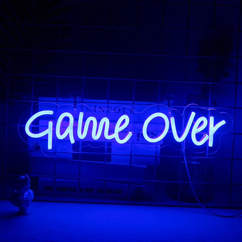 Kuvassa on eloisa "Game Over" LED-valokuva.