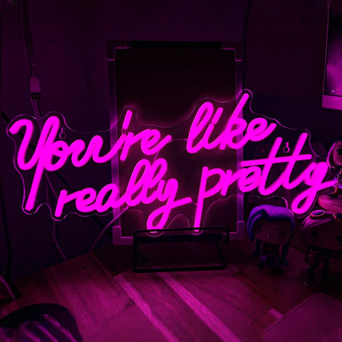 "Räätälöity LED-valokyltti, jossa näkyy sana "You're Like Really Pretty" tyylikkäällä, kursiivisella käsialalla.