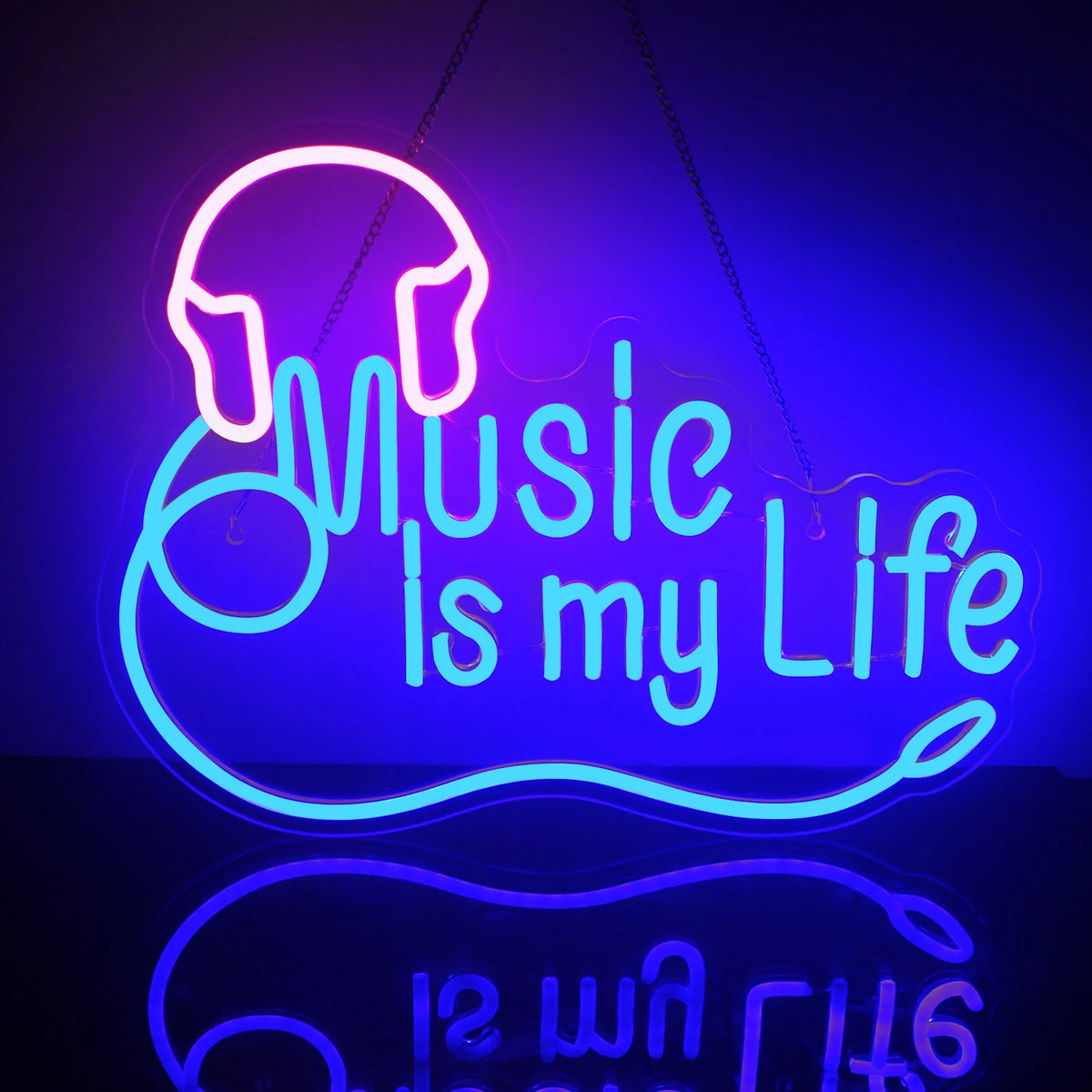 Kuvassa on eloisa, käsintehty LED-valokyltti, jossa on lihavoitu teksti "Music is My Life".