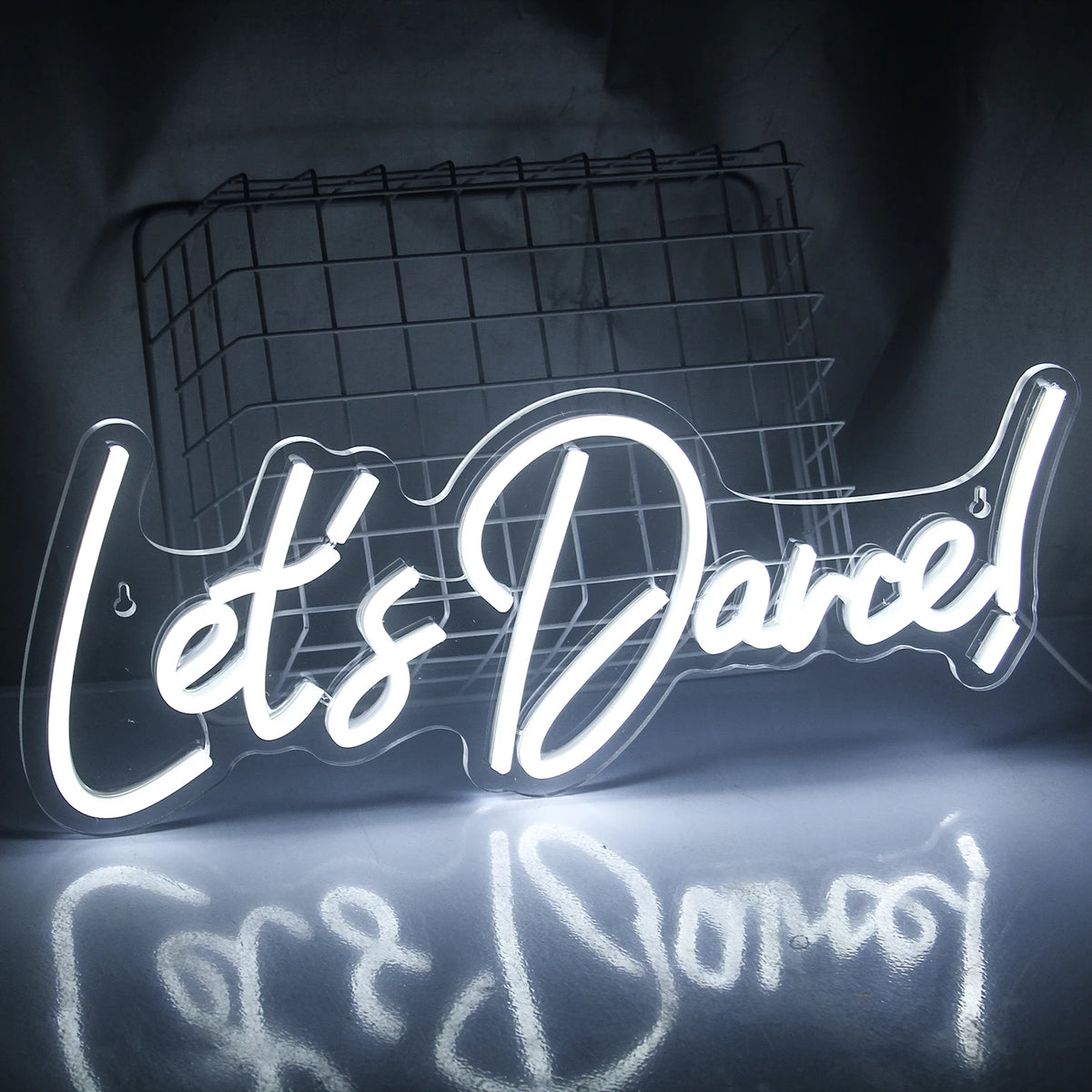 Kirkkaasti valaistu "Let's Dance" LED-valokuva kirkkaassa vaaleanpunaisessa ja sinisessä värissä.