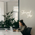 She Said Yes – LED-neonkyltti (5 V USB)