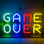 Kuvassa näkyy eloisa "Game Over" LED-valokuva.