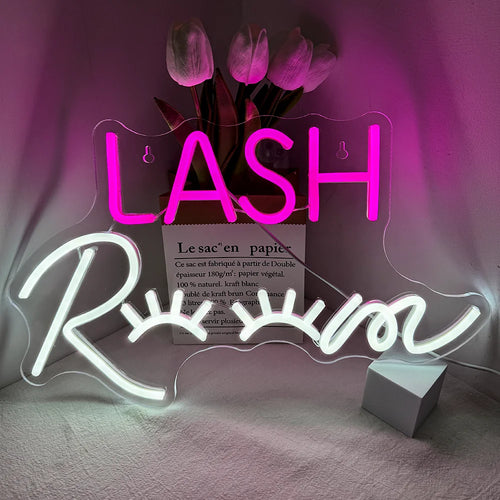 Kuvassa on eloisa LED-valokyltti, jossa on sanat "Lash Room" tyylikkäällä kursiivikirjasimella.