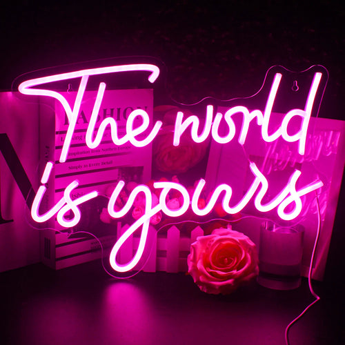 Eloisa LED-valokyltti, jossa näkyy sana "The World Is Yours" kursiivisella fontilla.
