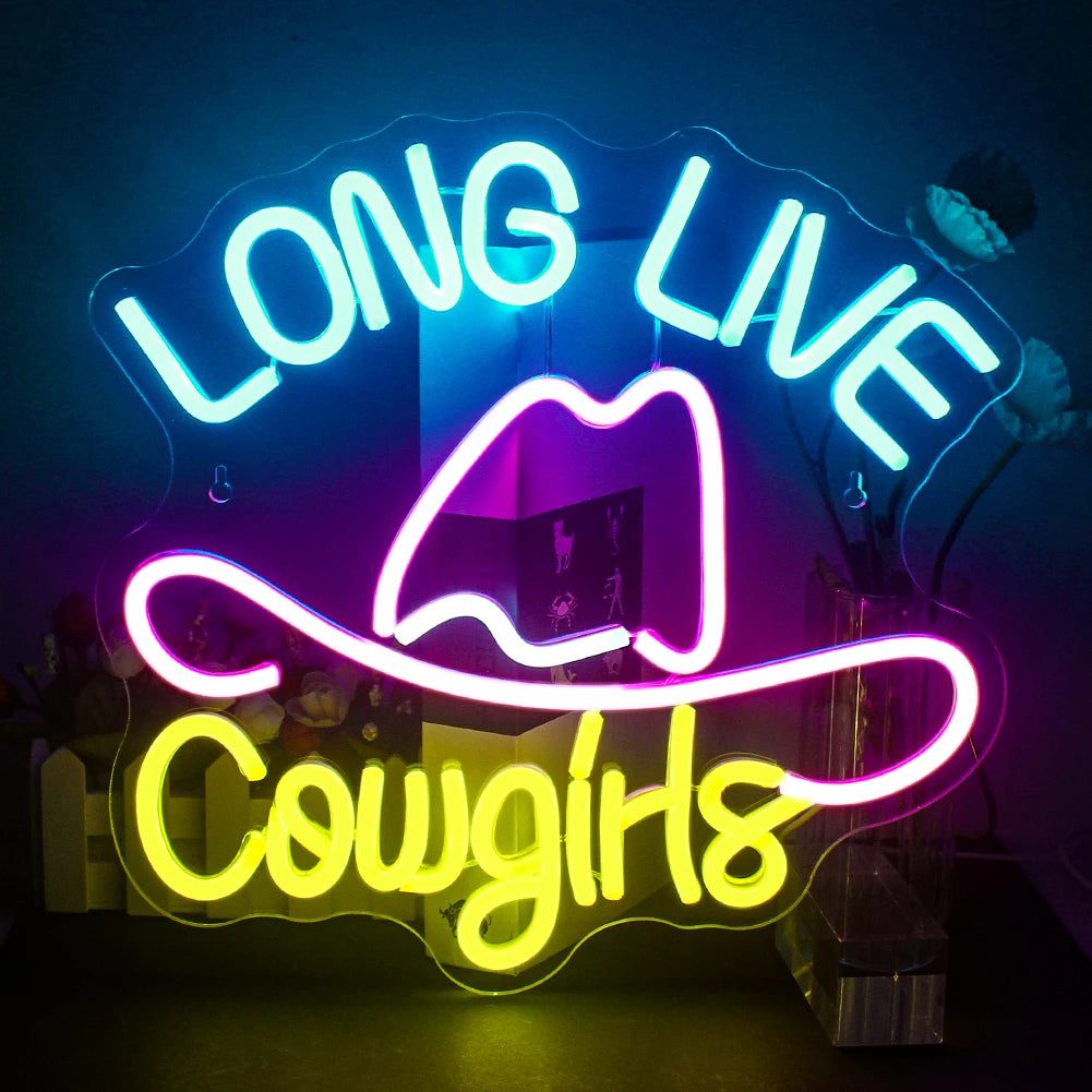 Eloisa LED-valokyltti, jossa on sanat "Long Live Cowgirls" lihavoituina ja kursiivisina tekstinä.