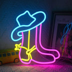 Kuvassa on Cowboy Boot -LED-neonkyltti, joka esittelee klassisen cowboy-saappaat eloisia, hehkuvia ääriviivoja.
