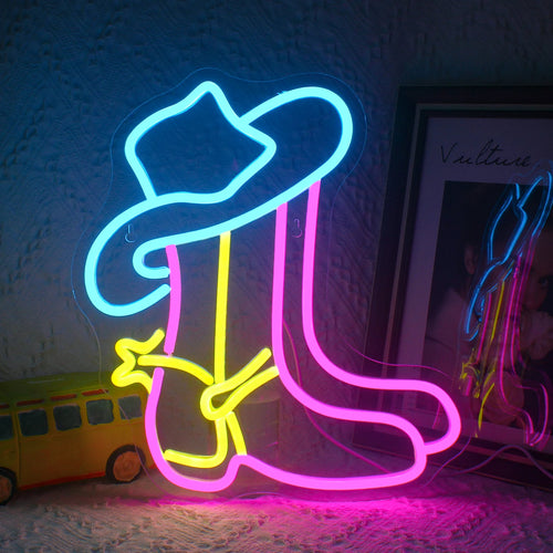 Kuvassa on Cowboy Boot -LED-neonkyltti, joka esittelee klassisen cowboy-saappaat eloisia, hehkuvia ääriviivoja.