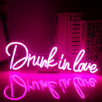 Eloisa, käsintehty LED-valokyltti, jossa on teksti "Drunk In Love" tyylikkäillä ja kursiivisilla kirjaimilla.