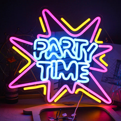 Tässä kuvassa on eloisa LED-valokyltti, jossa on lihavoitu ja leikkisä teksti "Party Time".