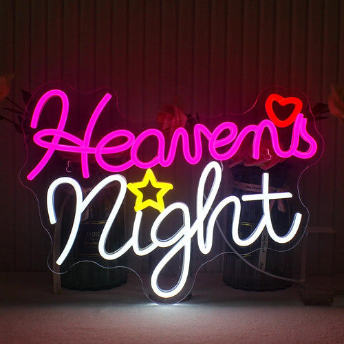 "Kuvassa on käsintehty LED-neonkyltti, jossa on sanat "Heavens Night" eleganteilla, kursiivisilla kirjaimilla.