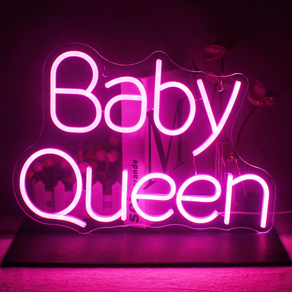 Eloisa LED-valokyltti, jossa on sana "Baby Queen" kiehtovalla kirjasintyypillä.