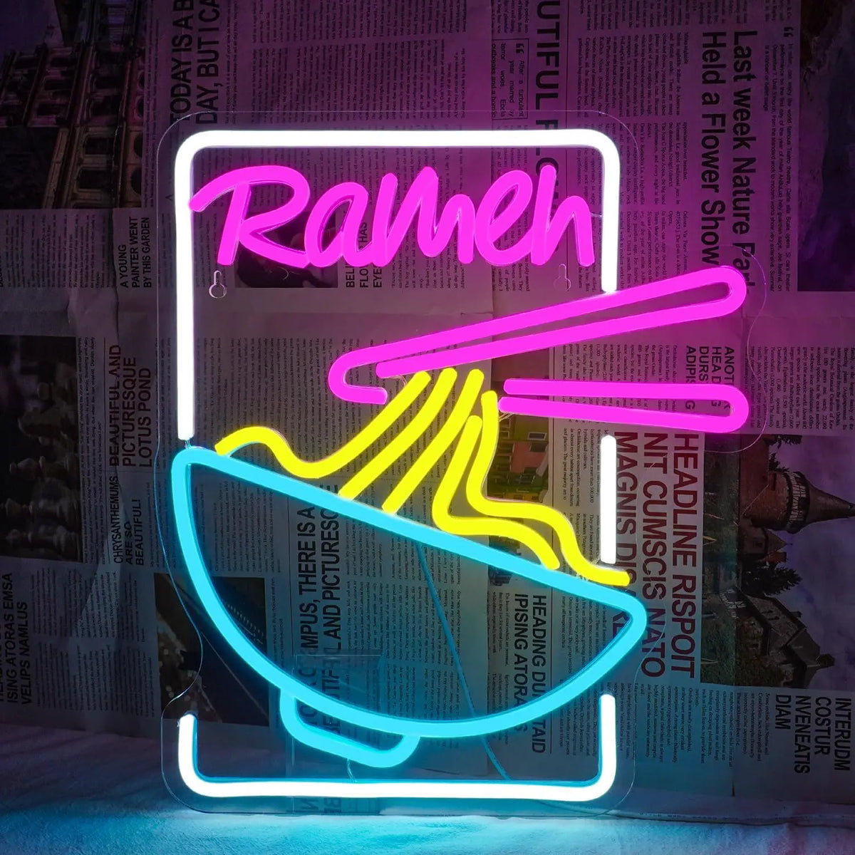 Kuvassa on eloisa LED-valokyltti, joka näyttää sanat "Ramen Time" katseenvangitsijalla.