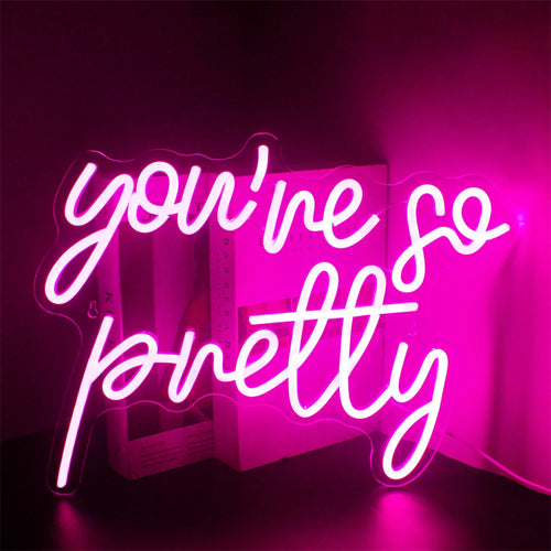 En levande LED-neonskylt som visar orden "Du är så vacker" i elegant kursivt manus.