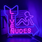 Kuvassa on eloisa LED-valokyltti, jossa on sanat "Live Nudes Girl" leikkisällä kursiivisella tekstillä.