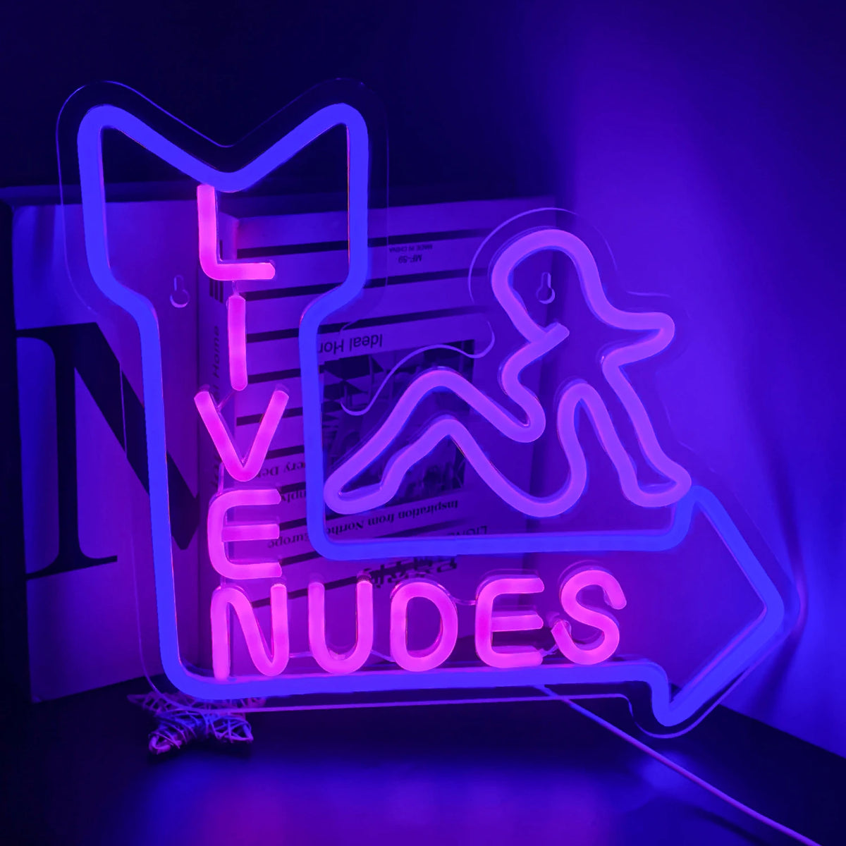 Kuvassa on eloisa LED-valokyltti, jossa on sanat "Live Nudes Girl" leikkisällä kursiivisella tekstillä.