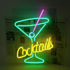 Kuvassa on eloisa vihreä led-neonkyltti cocktaillasin muodossa.