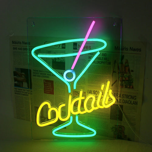 Kuvassa on eloisa vihreä led-neonkyltti cocktaillasin muodossa.