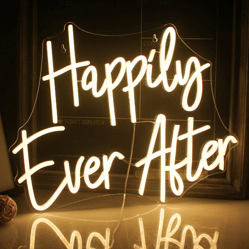 Bilden visar upp en vackert utformad LED-neonskylt som stavar ut "Happily Ever After" i ett flödande, kursivt manus.