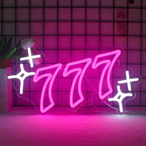 Kuvassa on käsintehty LED-valokyltti, jossa on sanat "Lucky Number 777" elävässä, katseenvangitsijassa.