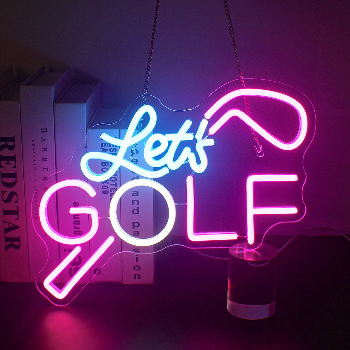 Eloisa LED-valokyltti, jossa on sanat "Let's Golf" kirkkaan vihreän ja valkoisen värisenä.