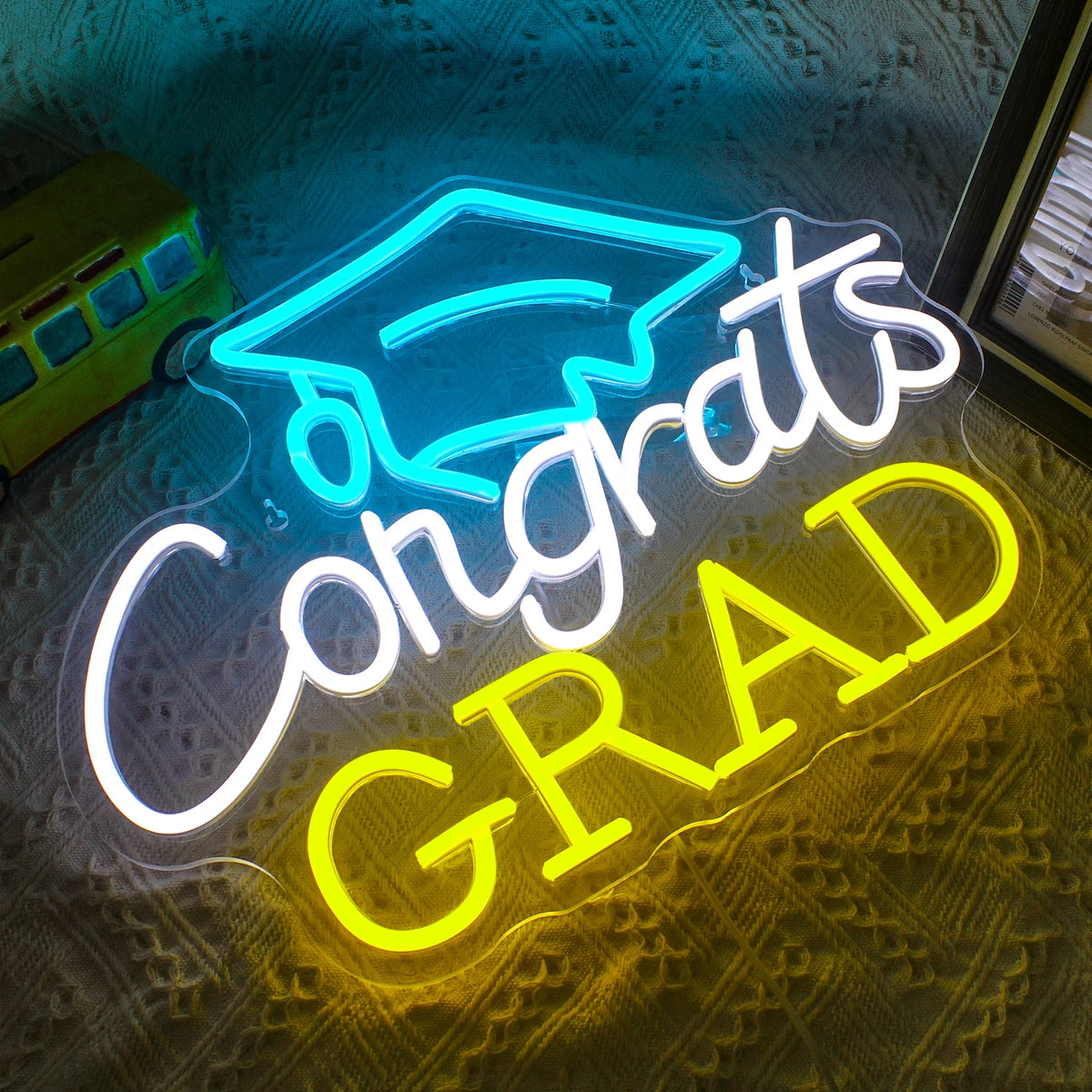 Congrats GRAD – Valmistujaislakki – LED-neonkyltti (5 V USB)