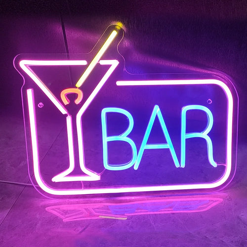En livlig LED-neonskylt som visar orden "Cocktails Bar" i ett stilfullt kursivt typsnitt.