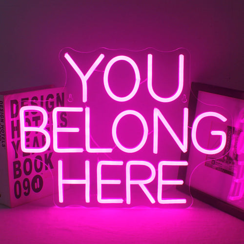 Eloisa LED-valokyltti, jossa lukee "You Belong Here" lämpimällä ja kutsuvalla kirjasintyypillä.