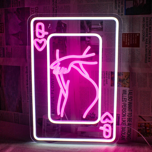 Bilden har en LED-neonskylt som visar en stiliserad representation av en kvinna som består av spelkortselement.
