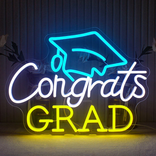 En starkt upplyst neonskylt där det står "Congrats Grad" i ett elegant, modernt teckensnitt.