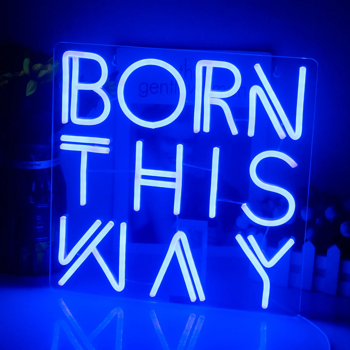 Eloisa LED-valokyltti, jossa on kursiivisesti kirjoitettu ilmaus "Born This Way".