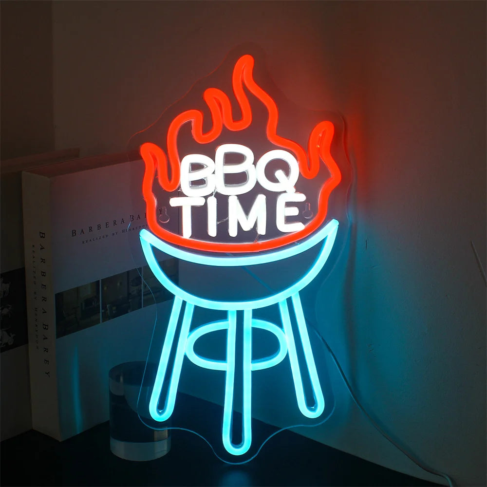 Eloisa LED-valokyltti, jossa näkyy "BBQ Time" leikkisällä kursiivikirjasimella.