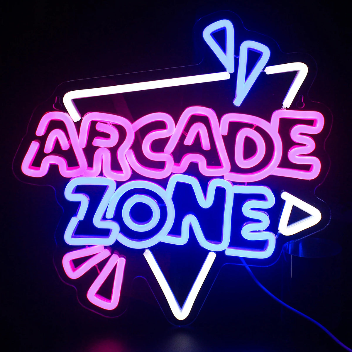 Kuvassa on eloisa LED-valokyltti, jossa näkyy sanat "Arcade Zone" lihavoituin, tyylitellyin kirjaimin.