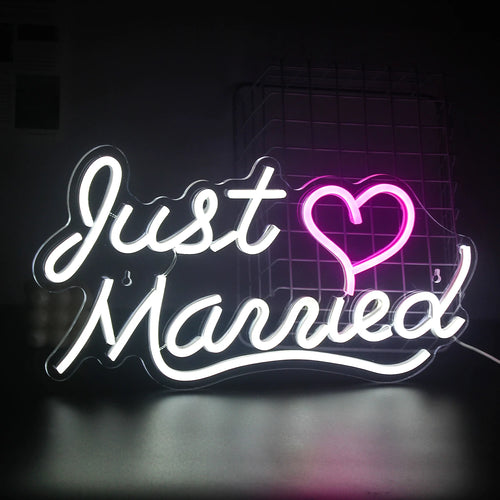 Kuvassa on vilkas "Just Married" LED-valokuva.