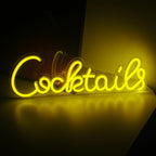 Klassisen cocktaillasin muotoinen eloisa LED-neonkyltti, jossa on hehkuva yhdistelmä vaaleanpunaisia ​​ja sinisiä valoja.