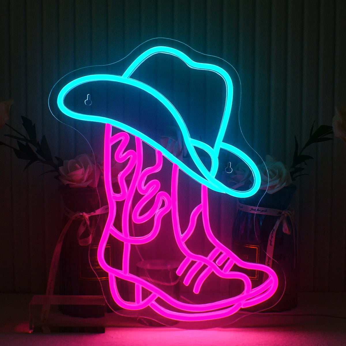 Kuvassa on eloisa LED-neonkyltti, jossa on tyylitelty cowboysaappas ja -hattu.