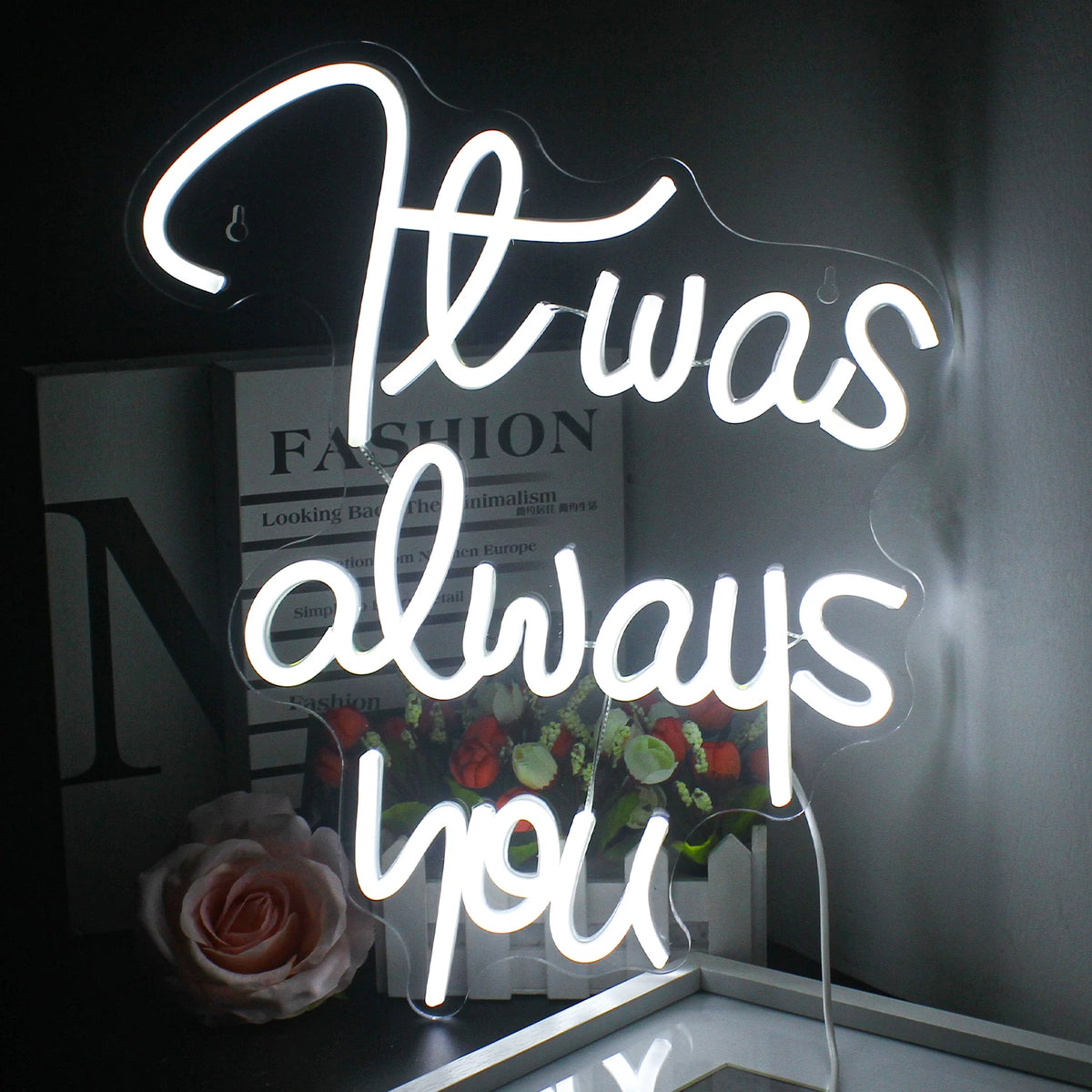 Kuvassa on käsintehty LED-valokyltti, jossa on sanat "It Was Always You" tyylikkäällä kursiivisella tekstillä.