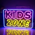 Kuvassa on eloisa LED-valokyltti, jossa on sanat "Kids Zone" leikkisällä, värikkäällä fontilla.