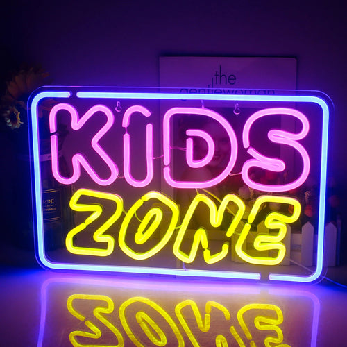 Bilden har en levande LED-neonskylt som visar orden "Kids Zone" i ett lekfullt, färgglatt teckensnitt.