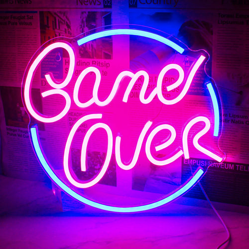Kuvassa on "Game Over" LED-valokuva, jossa on lihavoitu, tyylitelty teksti.