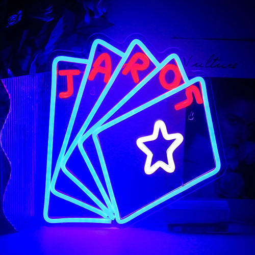 Kuvassa on eloisa LED-valokuva, joka on muotoiltu siten, että se kirjoittaa sanan "Poker.