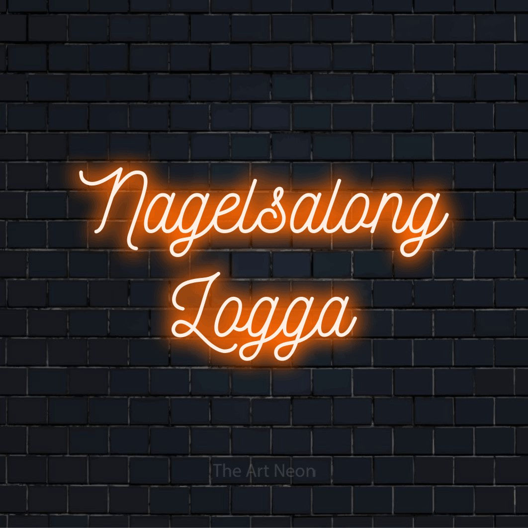 Personlig neonskylt med texten “Nagelsalong Logga” på en svart tegelvägg